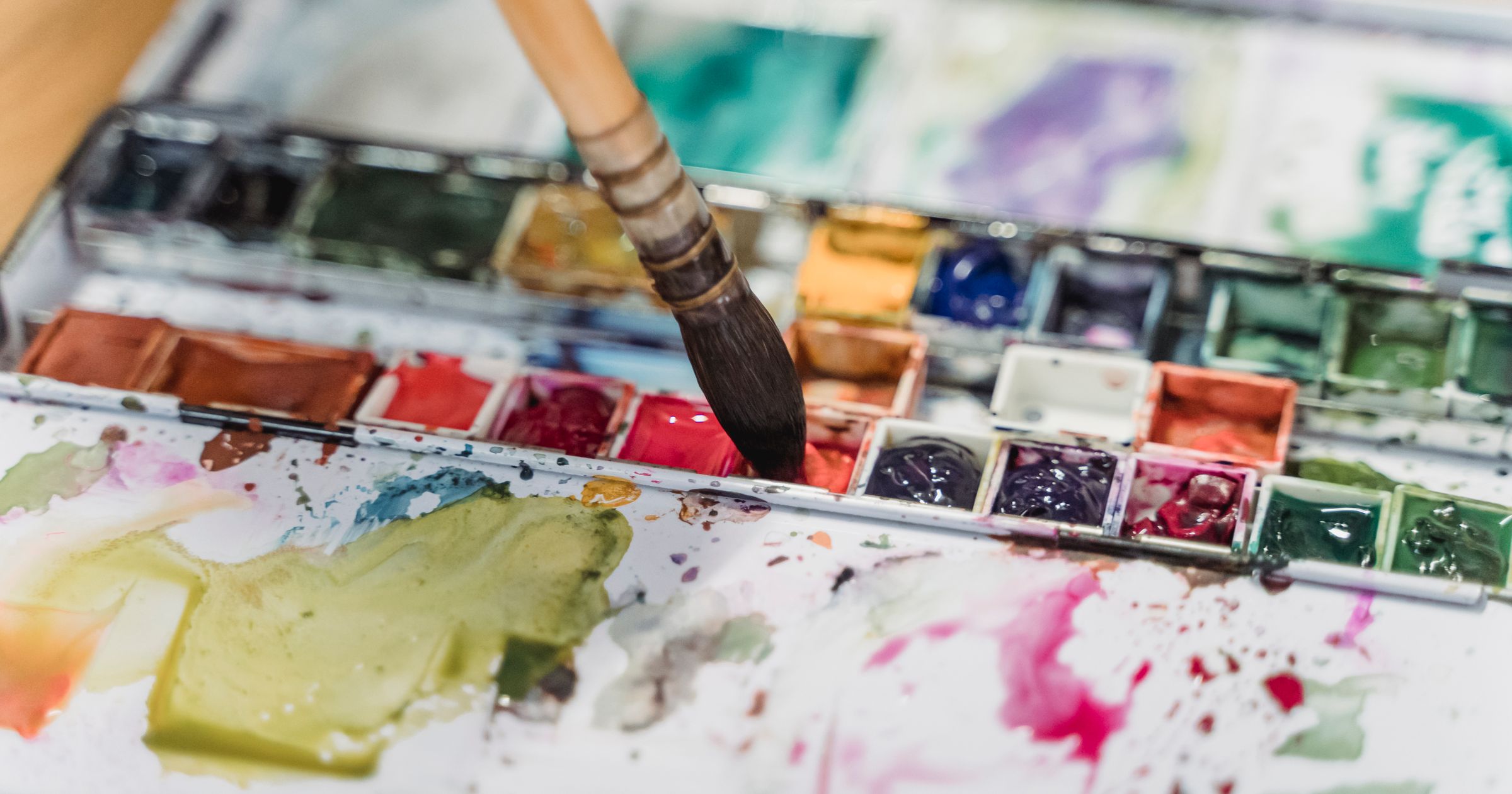 Artist's paint palette and brushes